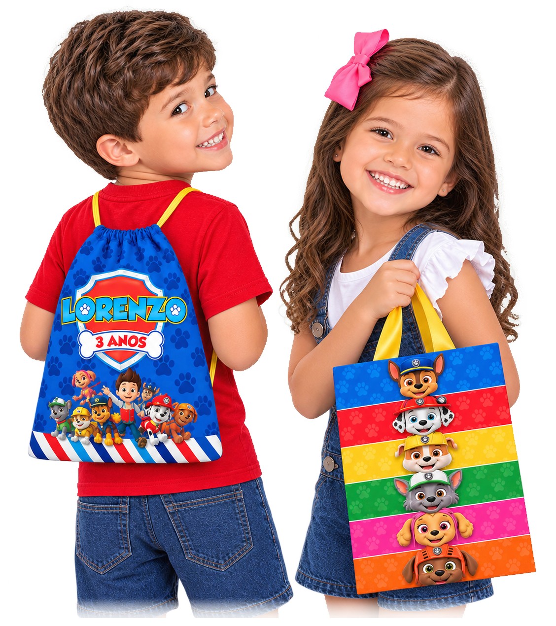 Crianças com mochilinha e sacolinha personalizadas para festa